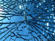 Разбитое стекло душевой кабины